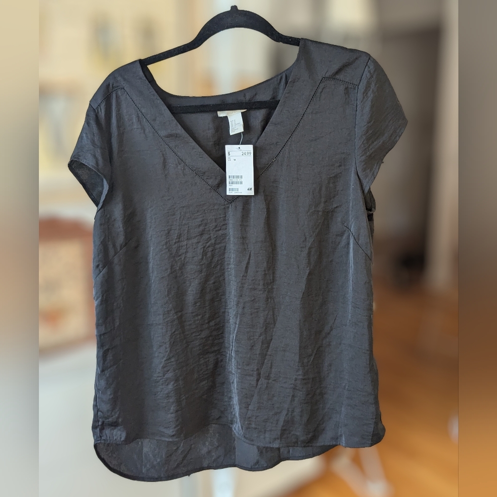 Silky black v neck H&M pullover 14